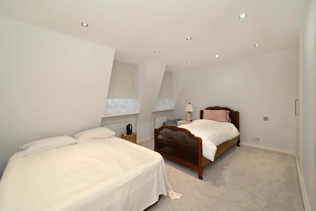 3 bedroom mews property for rent