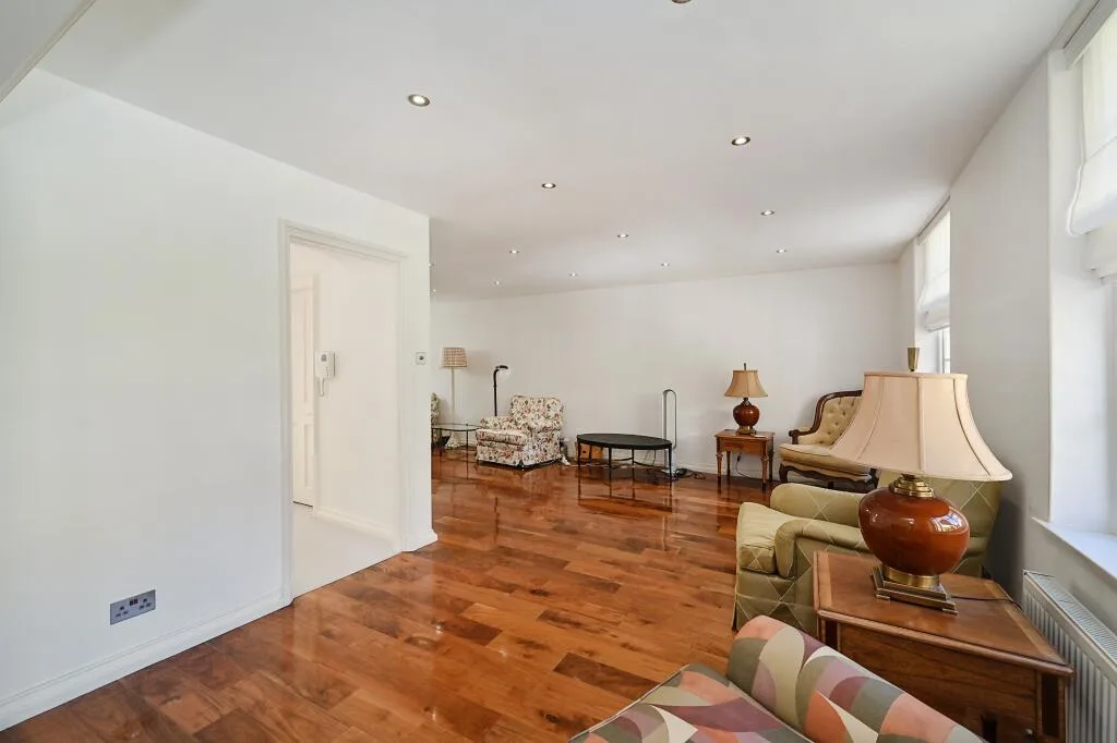 3 bedroom mews property for rent
