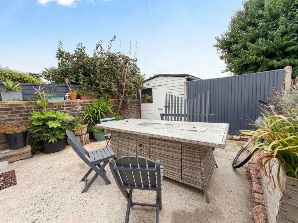 4 bedroom end of terrace house for rent