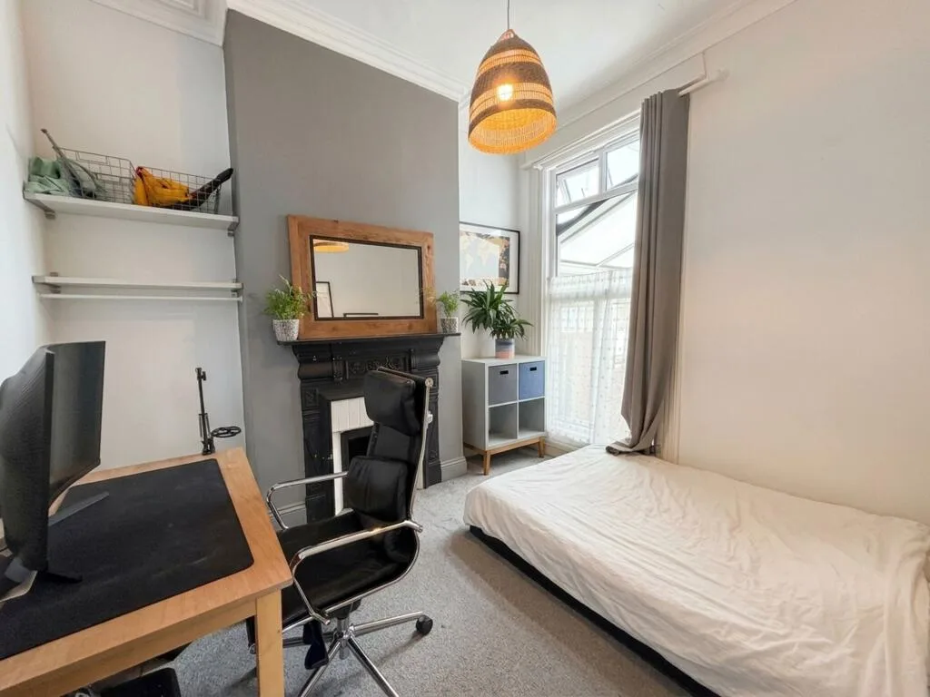 4 bedroom end of terrace house for rent