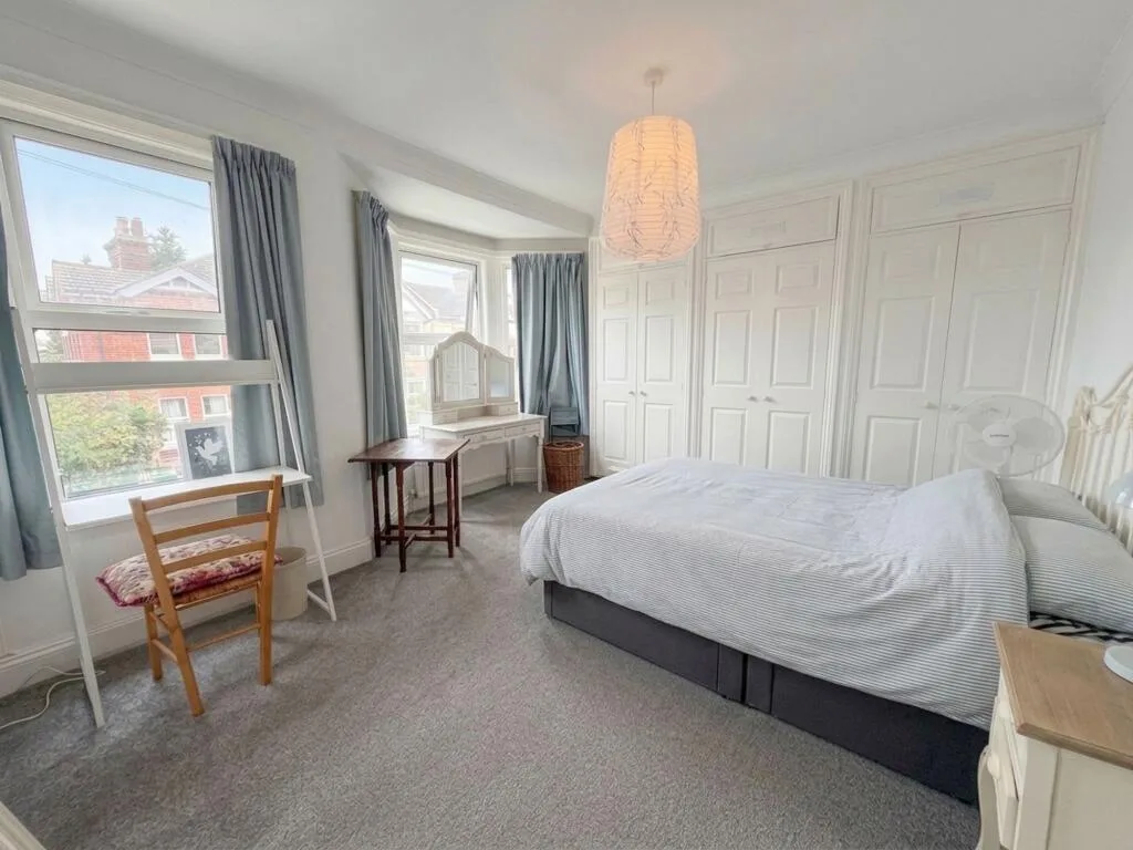 4 bedroom end of terrace house for rent