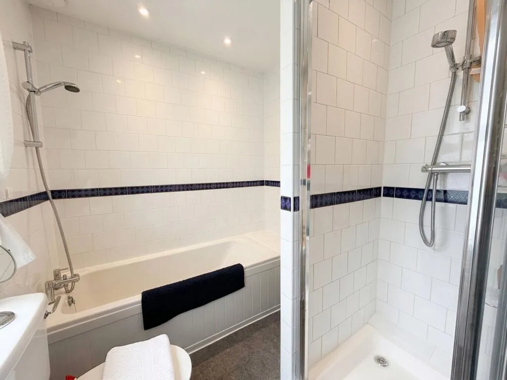 4 bedroom end of terrace house for rent