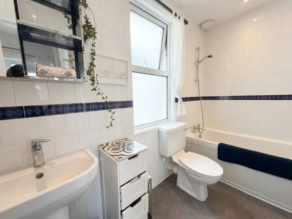 4 bedroom end of terrace house for rent