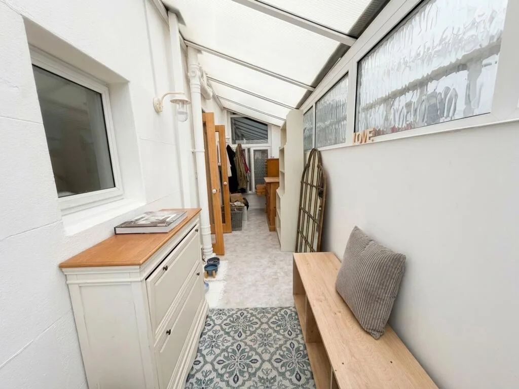 4 bedroom end of terrace house for rent