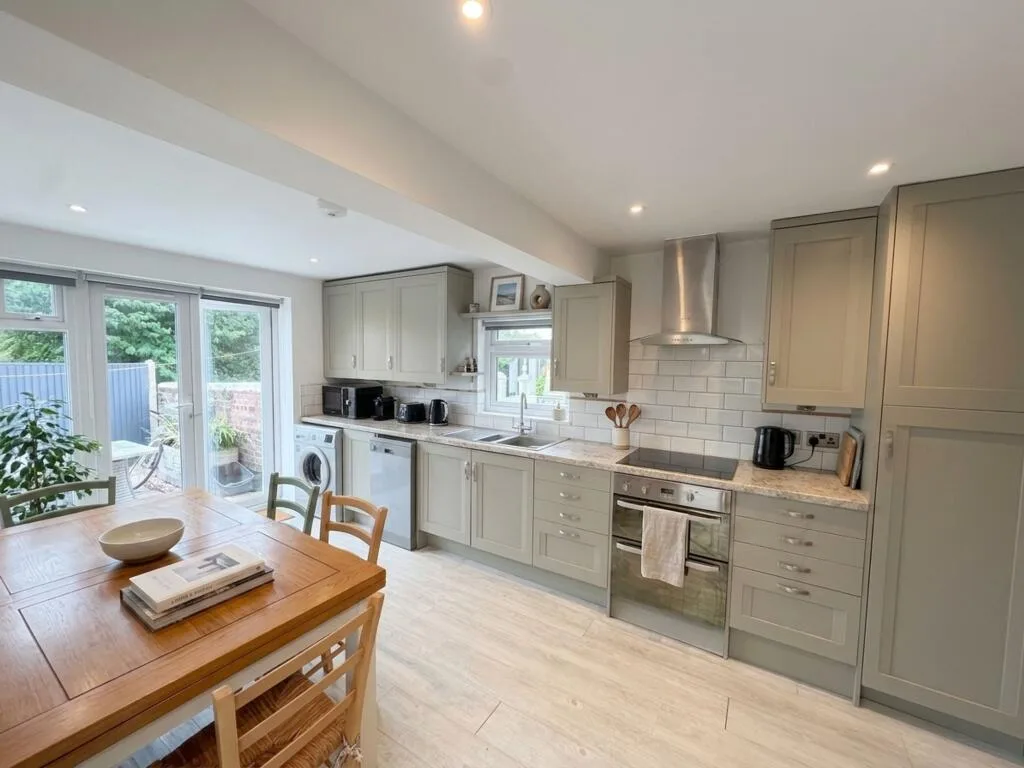 4 bedroom end of terrace house for rent