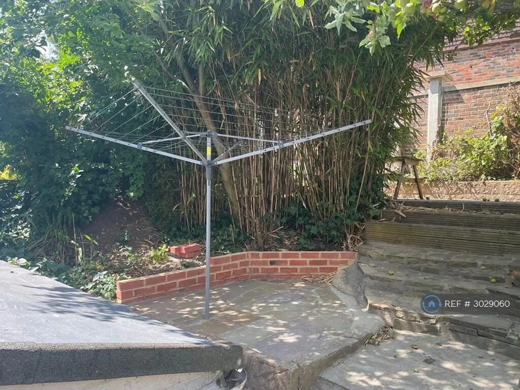 8 bedroom semi-detached house for rent