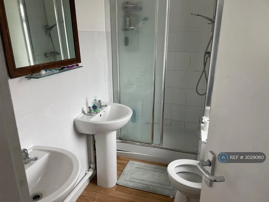 8 bedroom semi-detached house for rent