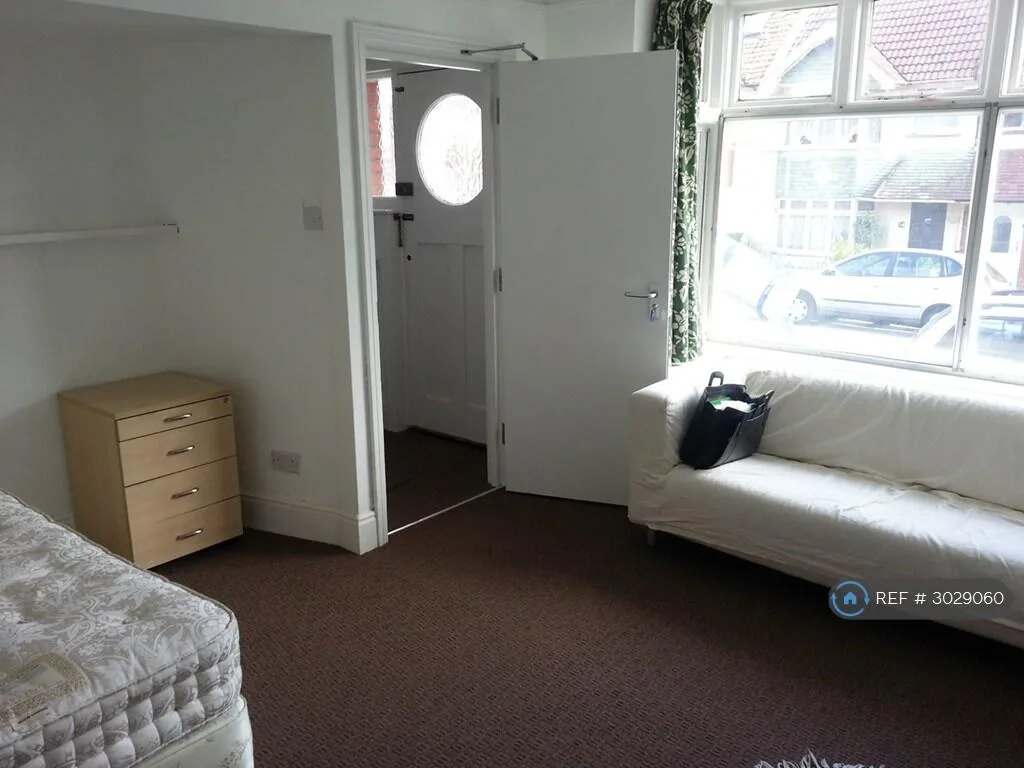 8 bedroom semi-detached house for rent