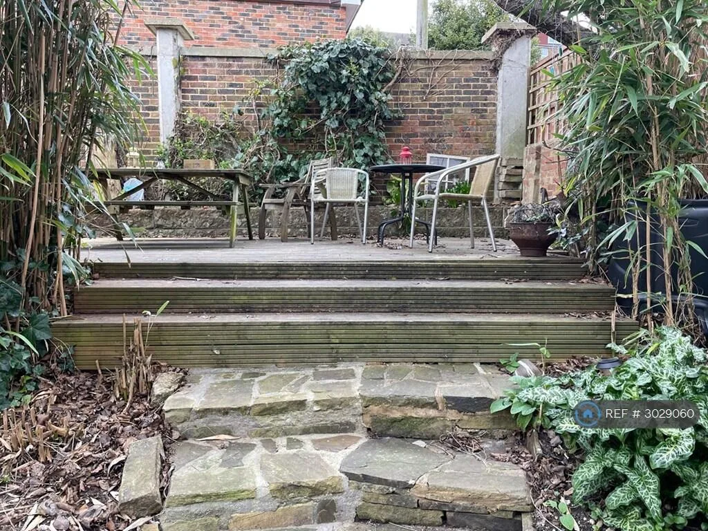 8 bedroom semi-detached house for rent