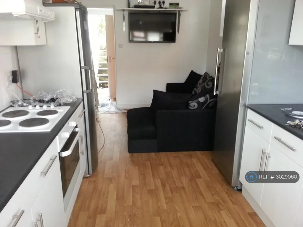 8 bedroom semi-detached house for rent