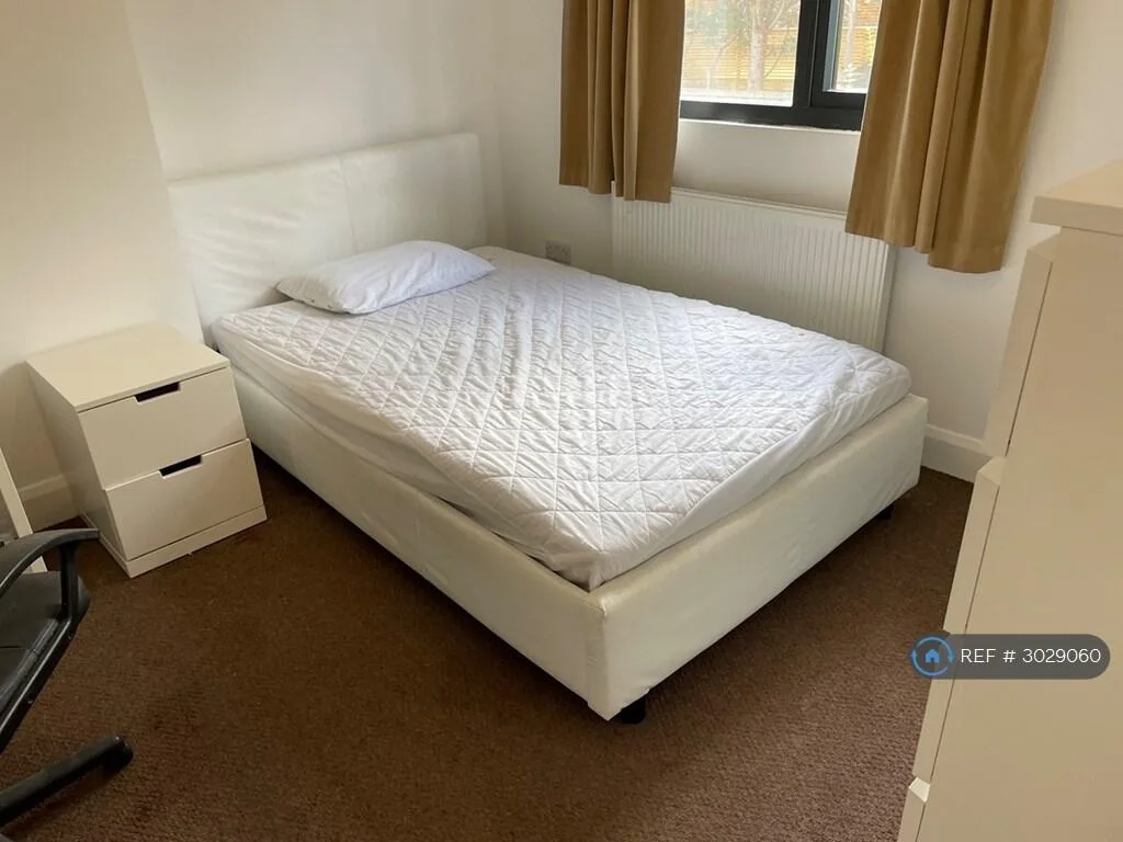 8 bedroom semi-detached house for rent