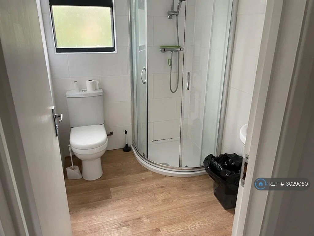 8 bedroom semi-detached house for rent