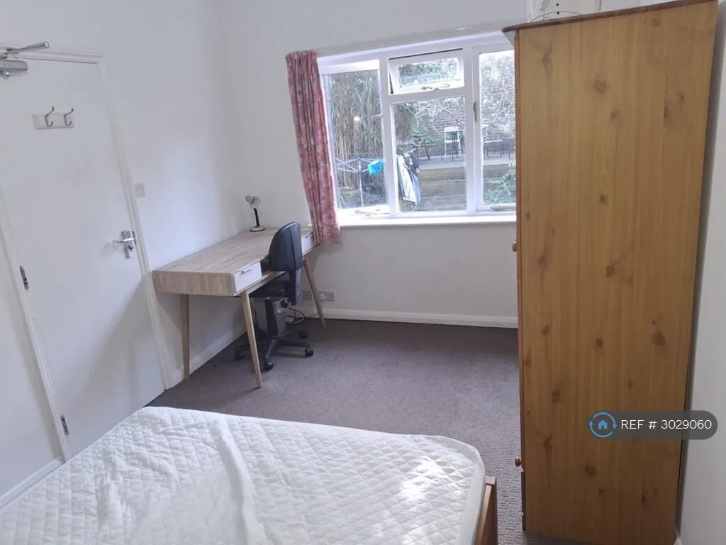 8 bedroom semi-detached house for rent