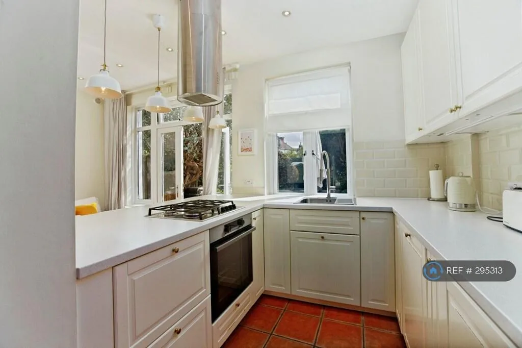 3 bedroom end of terrace house for rent