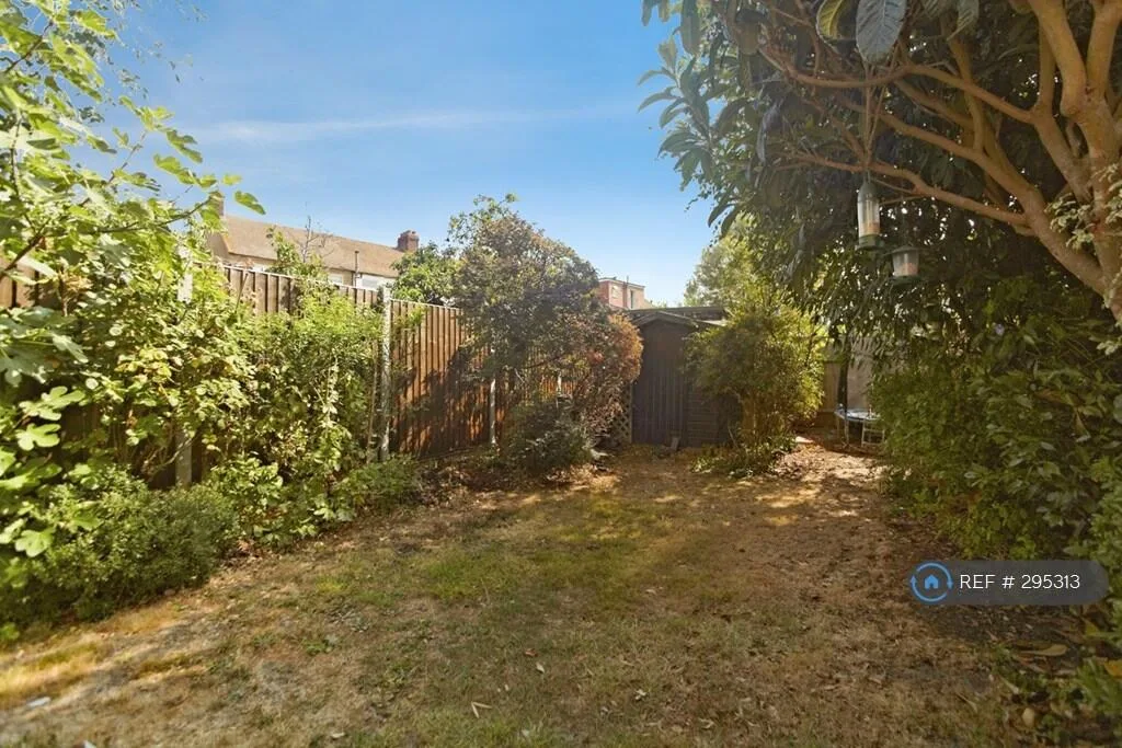 3 bedroom end of terrace house for rent
