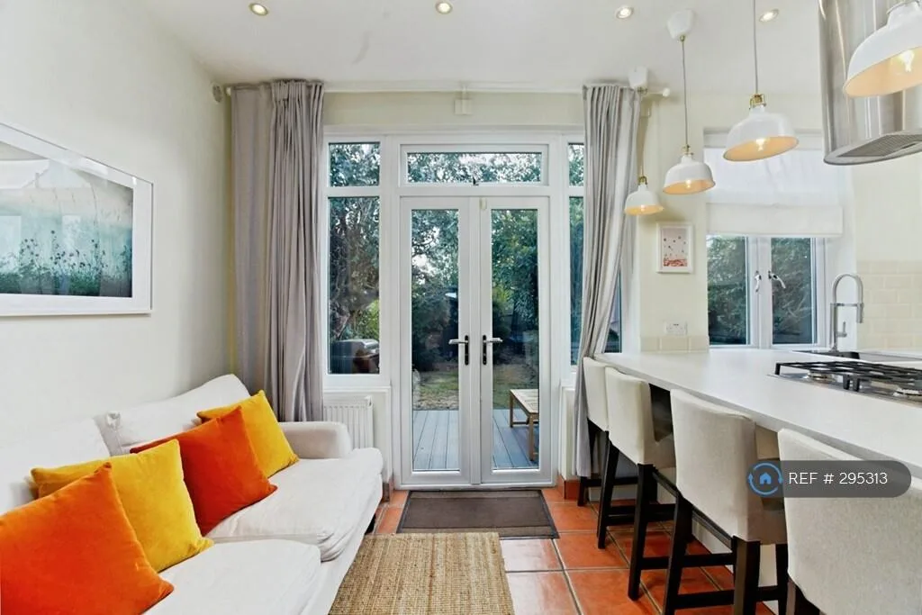 3 bedroom end of terrace house for rent