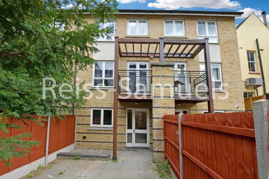 5 bedroom town house for rent