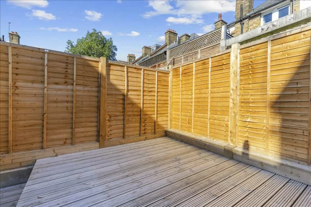 2 bedroom maisonette for rent
