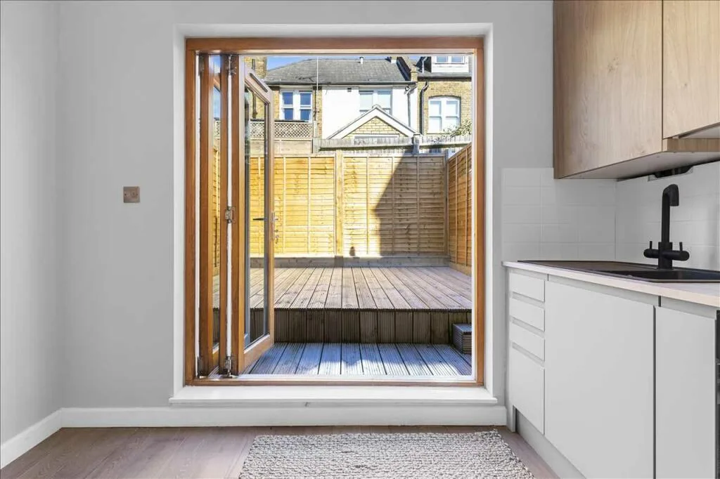2 bedroom maisonette for rent