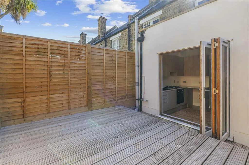 2 bedroom maisonette for rent