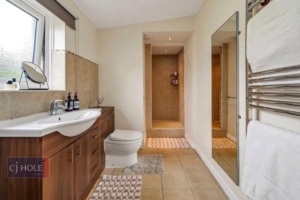 5 bedroom detached house for rent