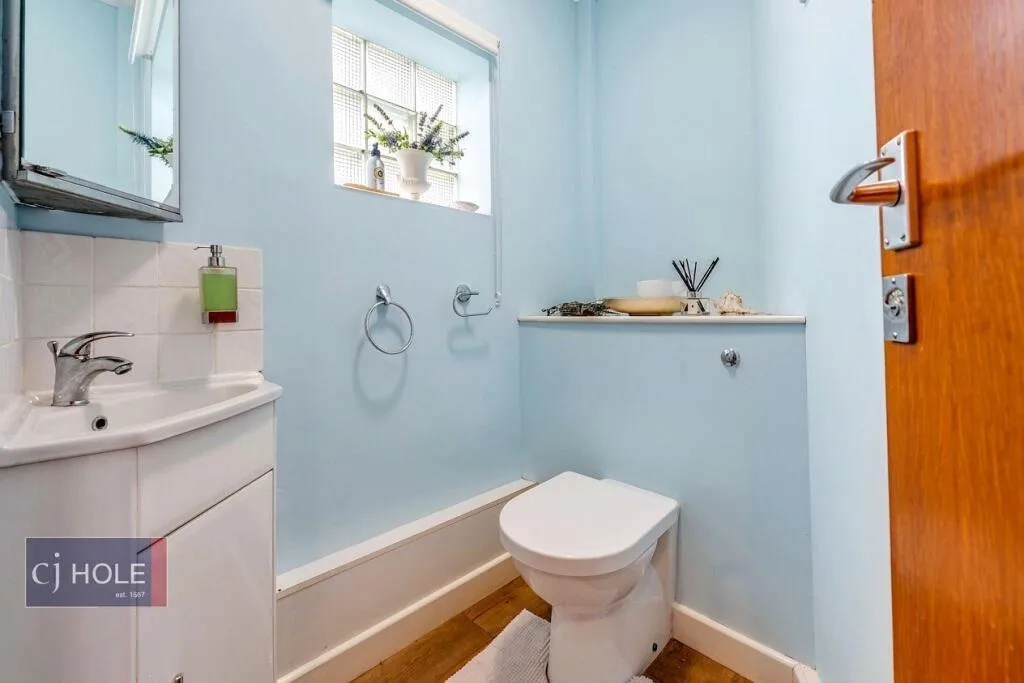 5 bedroom detached house for rent