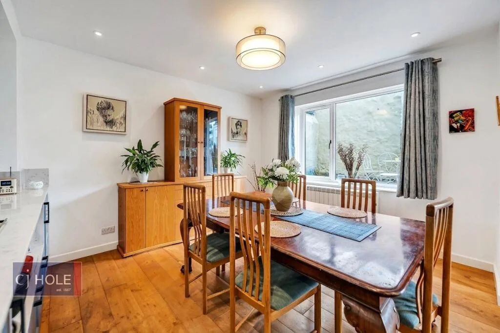 5 bedroom detached house for rent