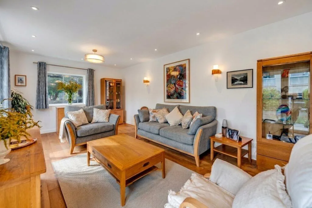 5 bedroom detached house for rent