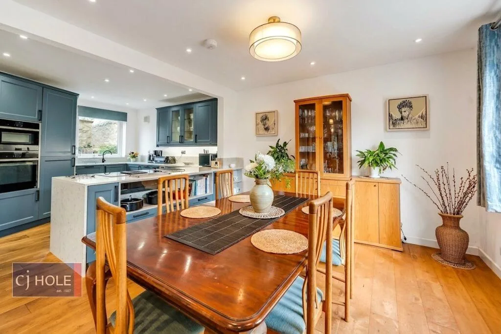 5 bedroom detached house for rent