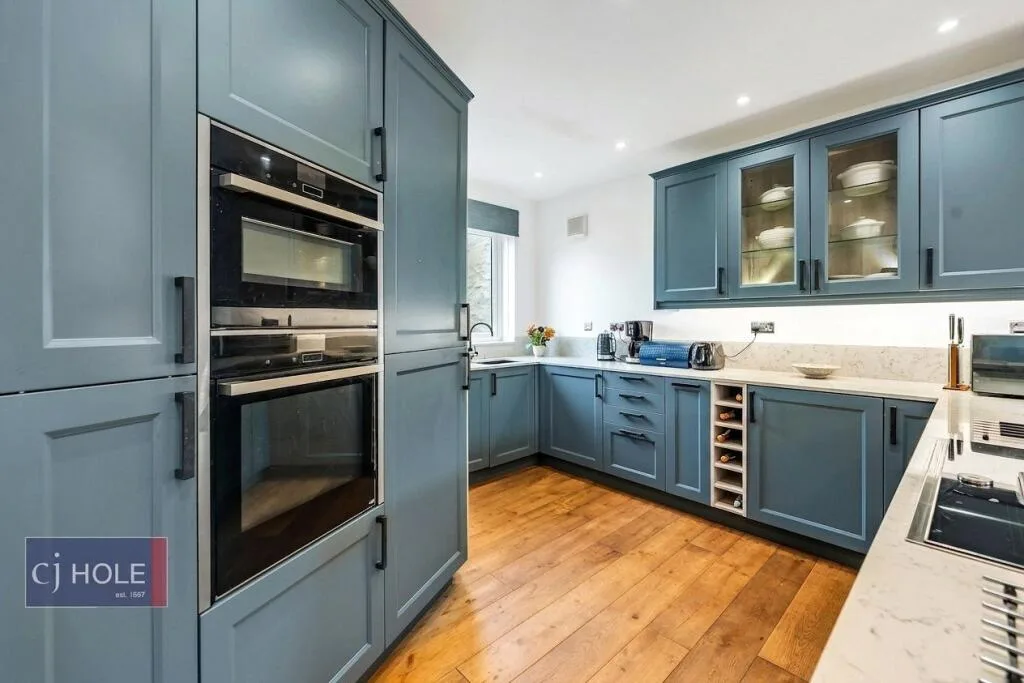 5 bedroom detached house for rent
