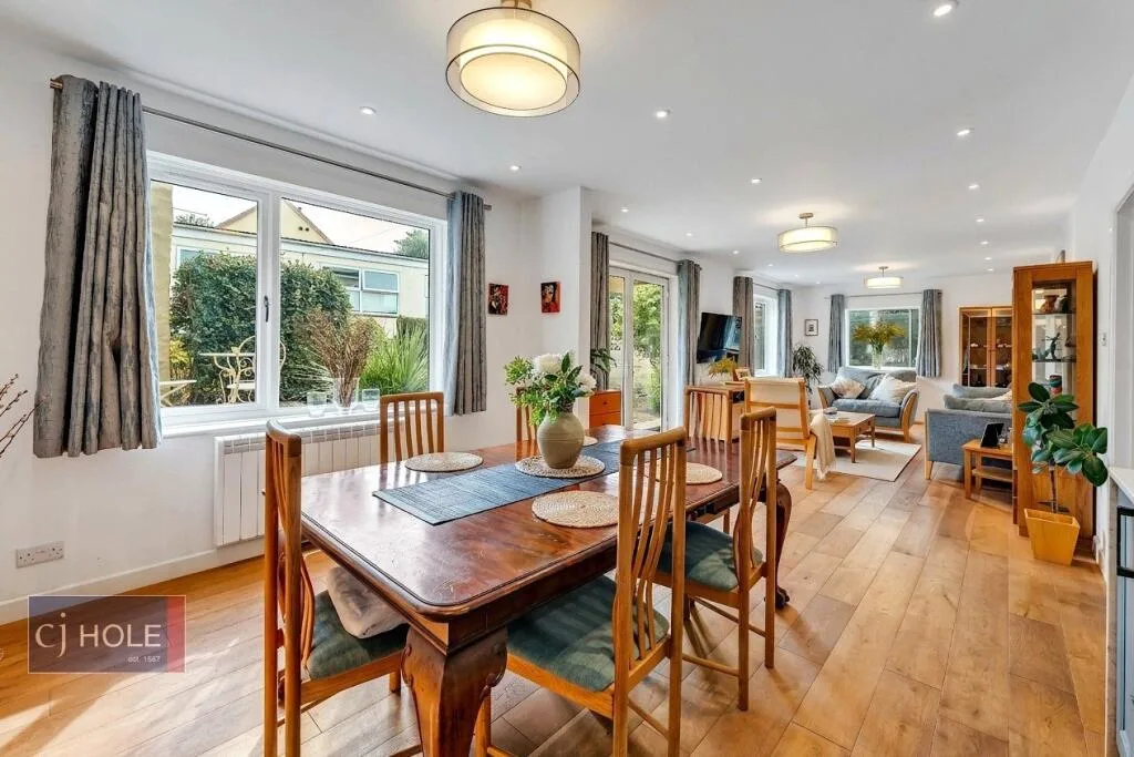 5 bedroom detached house for rent