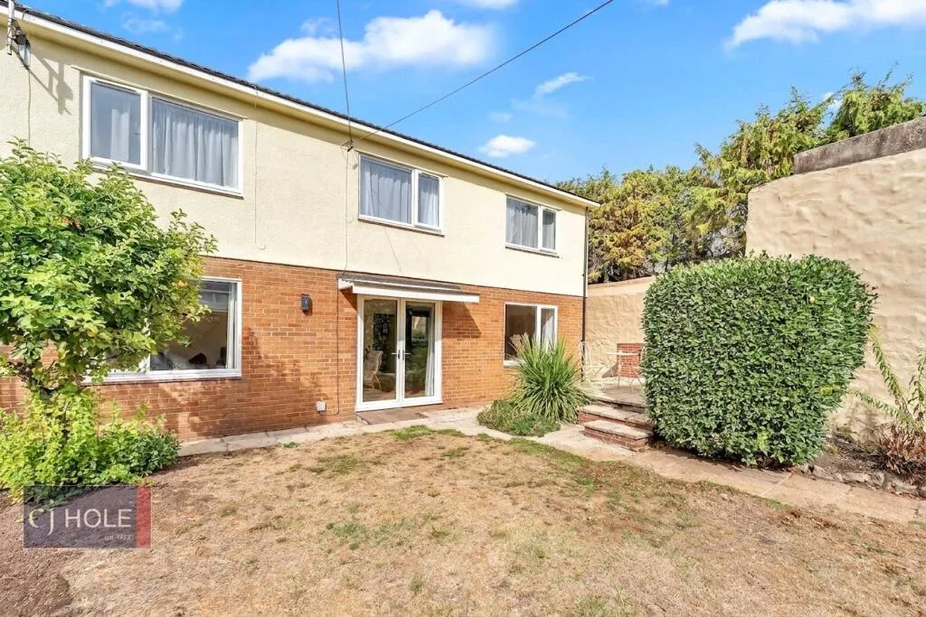 5 bedroom detached house for rent