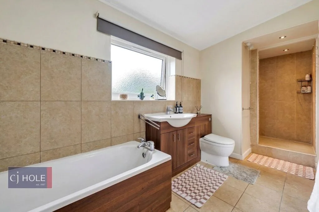 5 bedroom detached house for rent