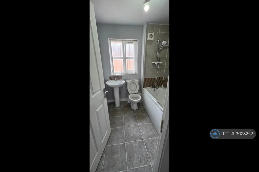3 bedroom semi-detached house for rent