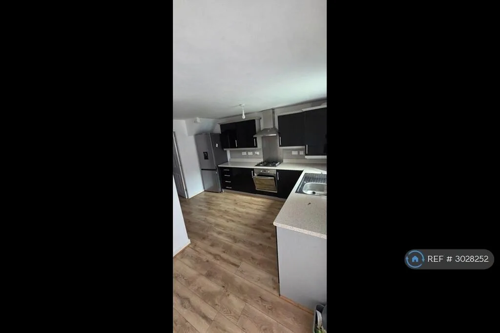 3 bedroom semi-detached house for rent