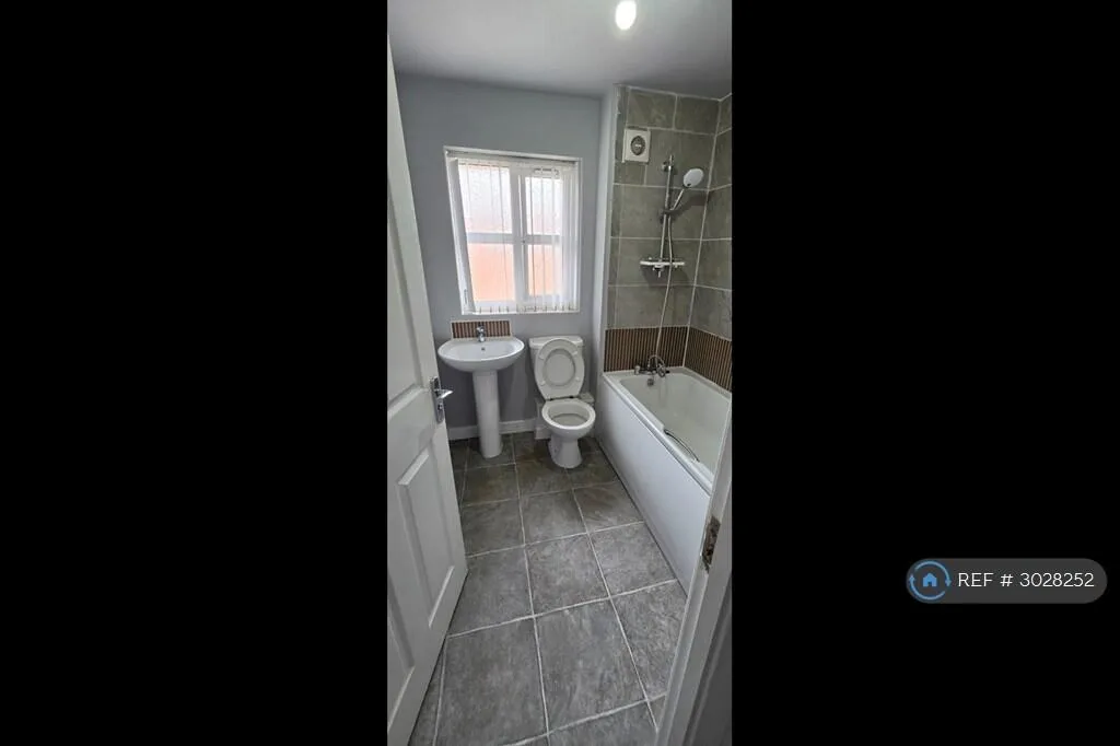 3 bedroom semi-detached house for rent