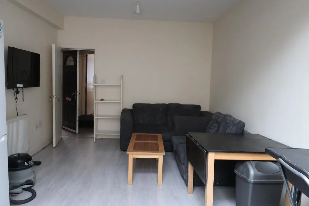 6 bedroom terraced house for rent