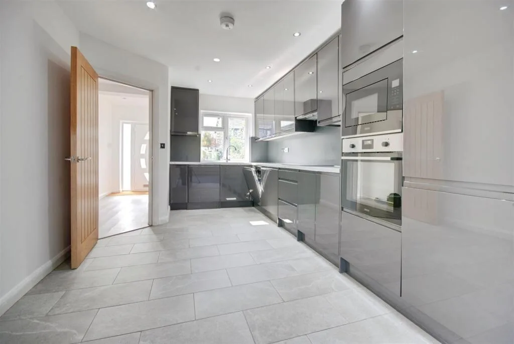 5 bedroom semi-detached house for rent