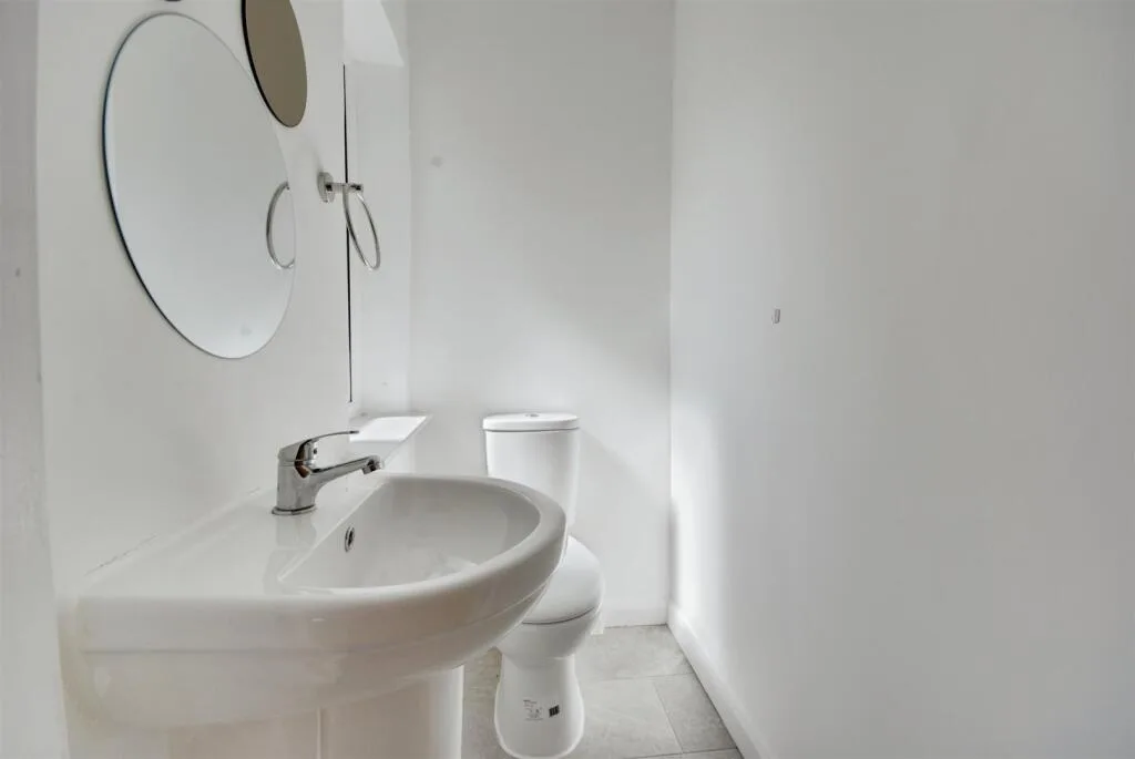5 bedroom semi-detached house for rent