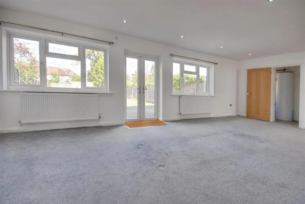 5 bedroom semi-detached house for rent
