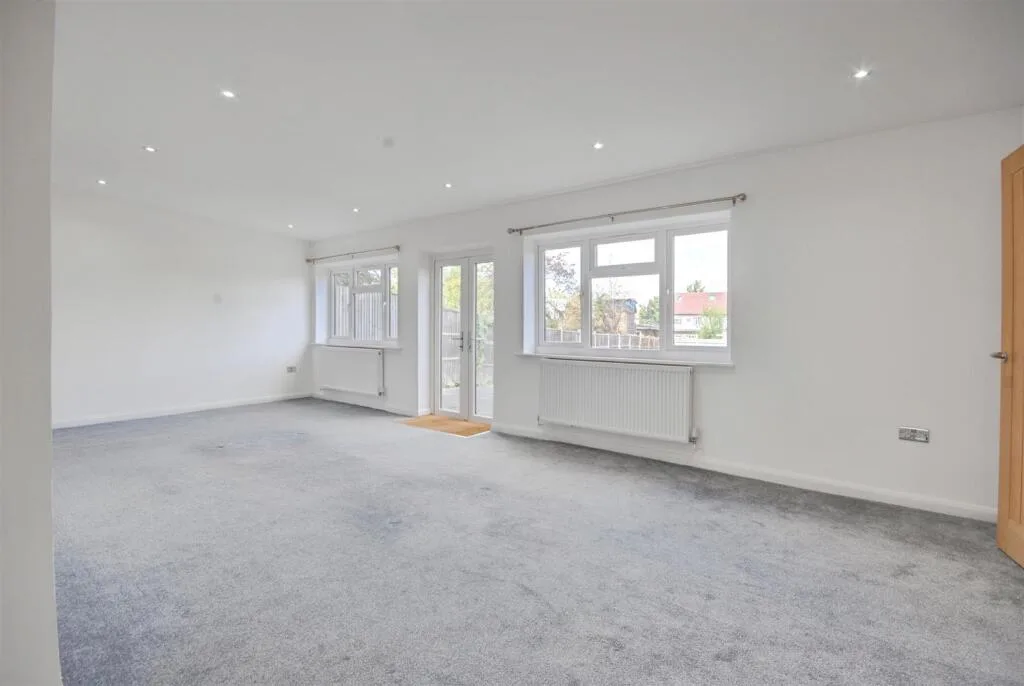 5 bedroom semi-detached house for rent