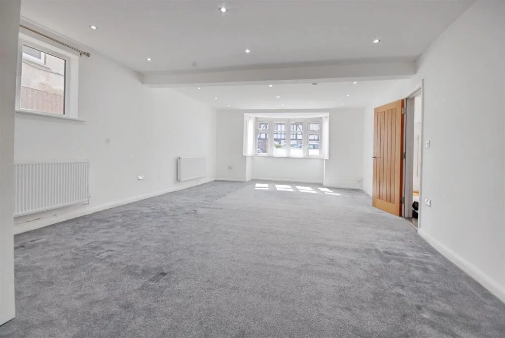 5 bedroom semi-detached house for rent
