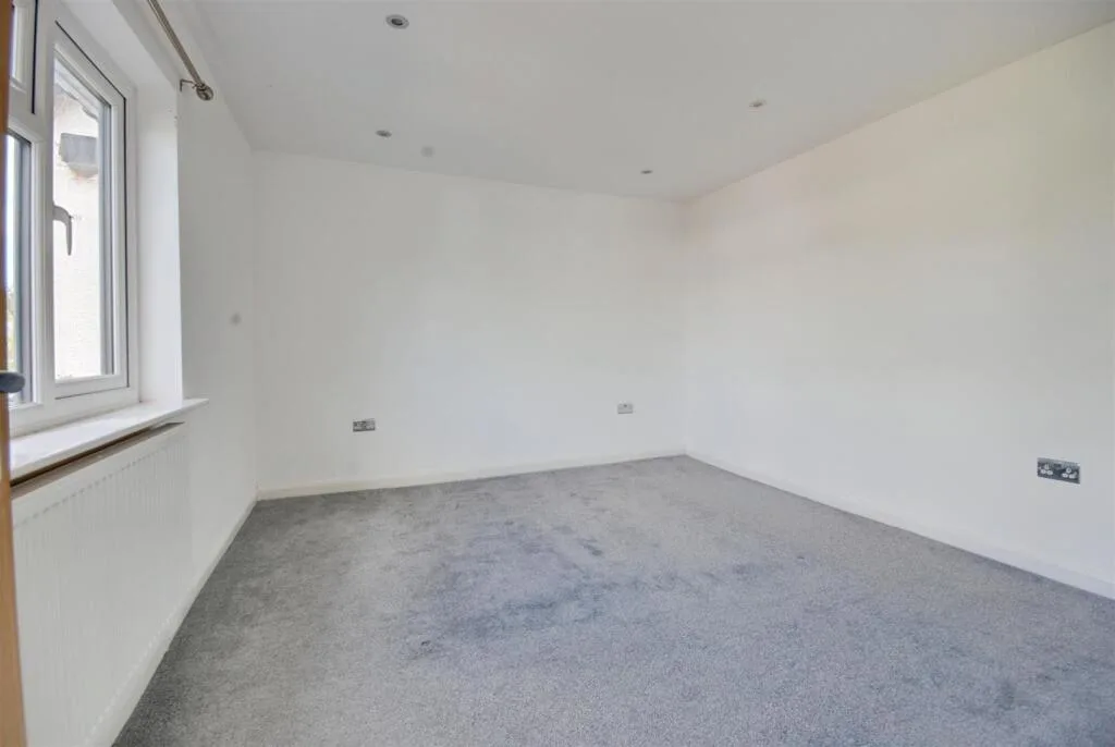 5 bedroom semi-detached house for rent
