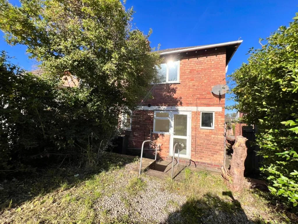 2 bedroom end of terrace house for rent