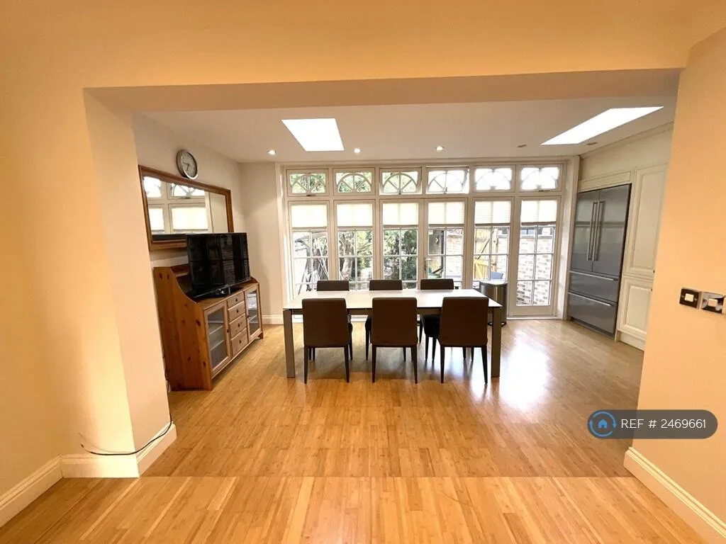 4 bedroom semi-detached house for rent