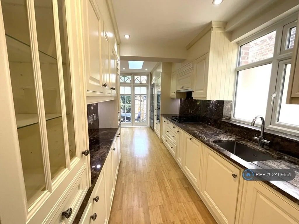 4 bedroom semi-detached house for rent