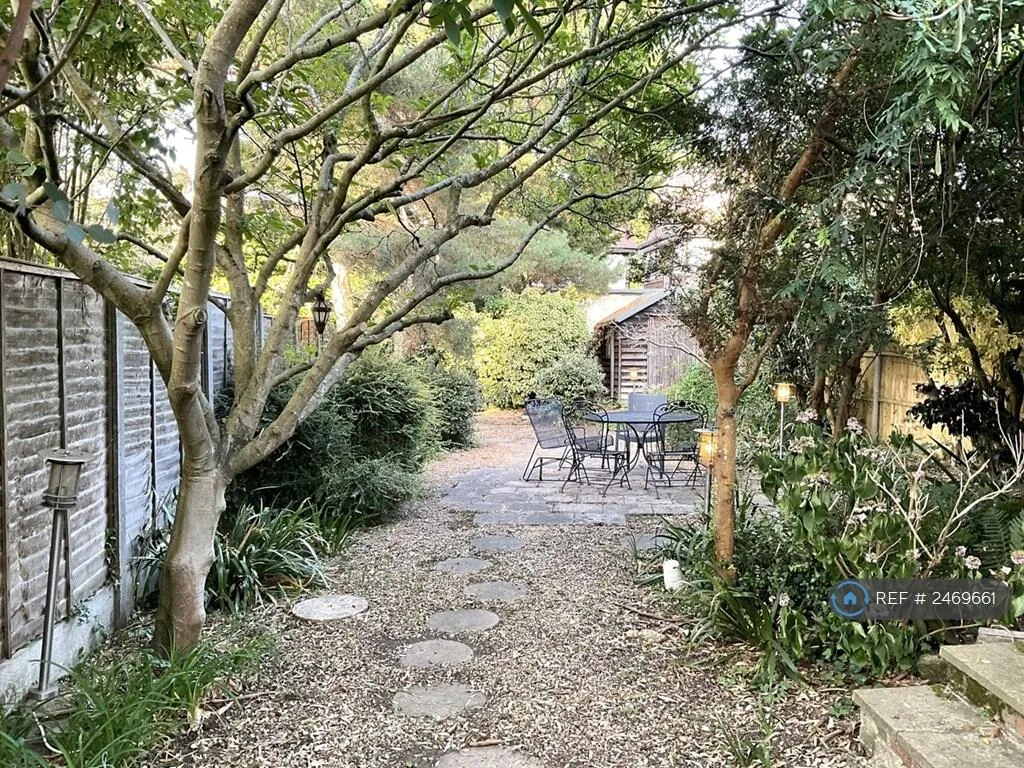 4 bedroom semi-detached house for rent