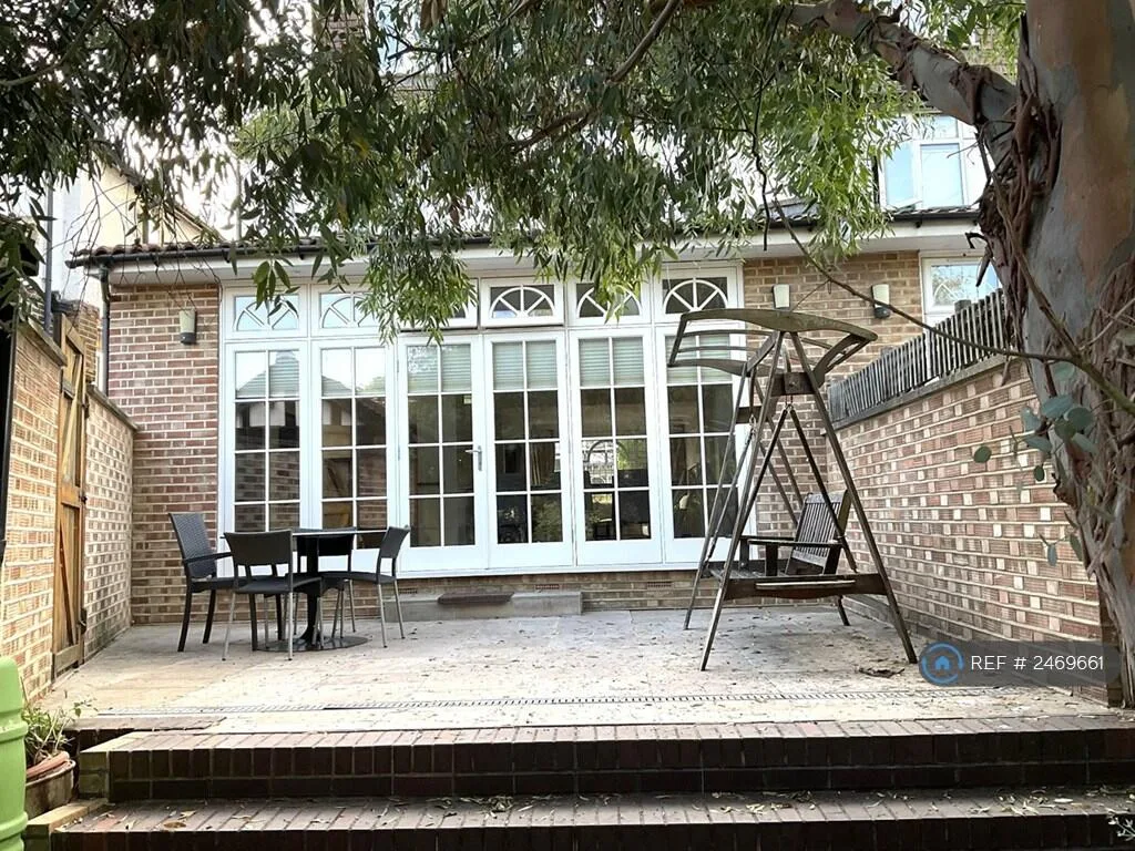 4 bedroom semi-detached house for rent