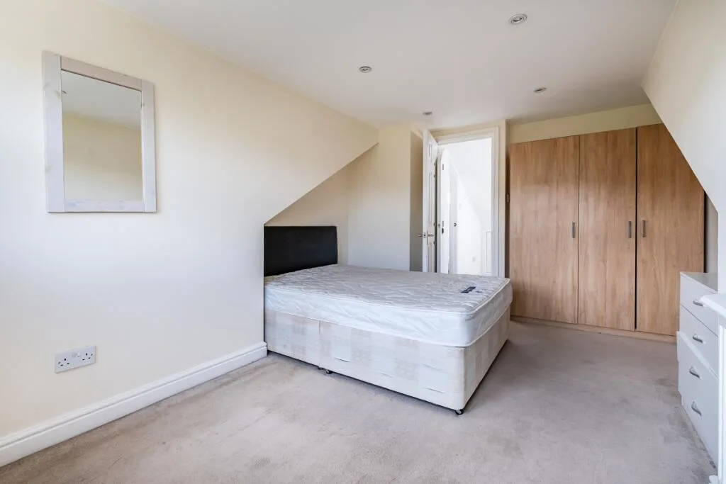 3 bedroom end of terrace house for rent