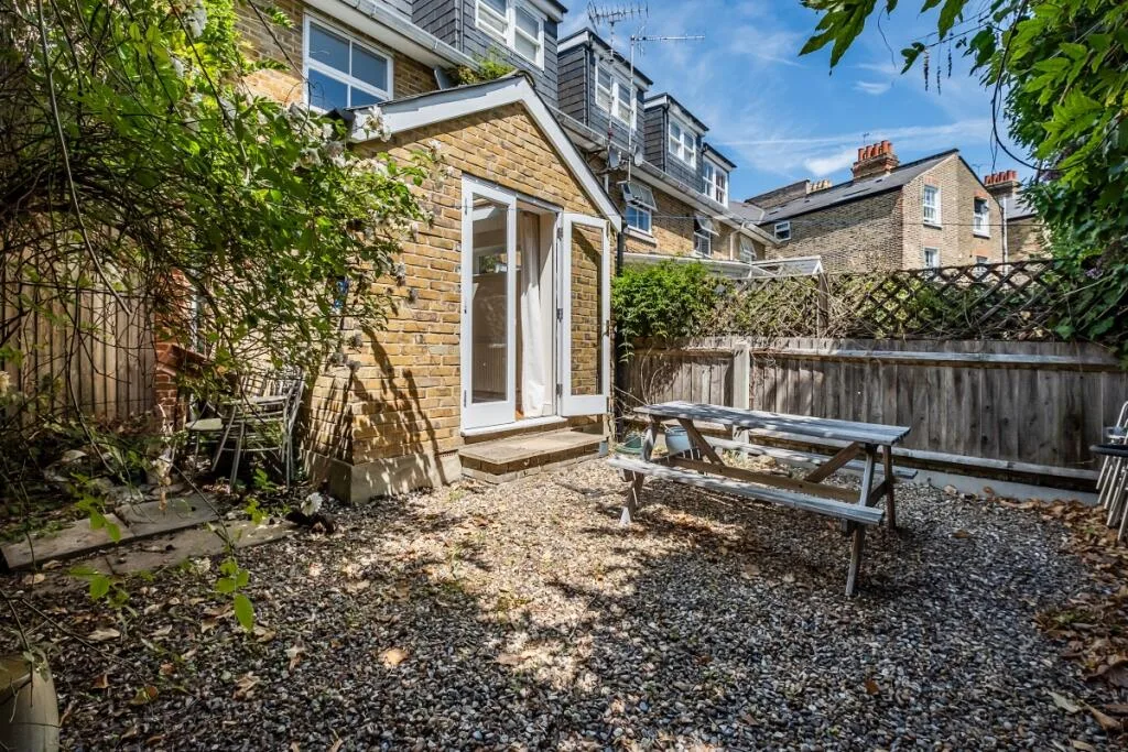 3 bedroom end of terrace house for rent